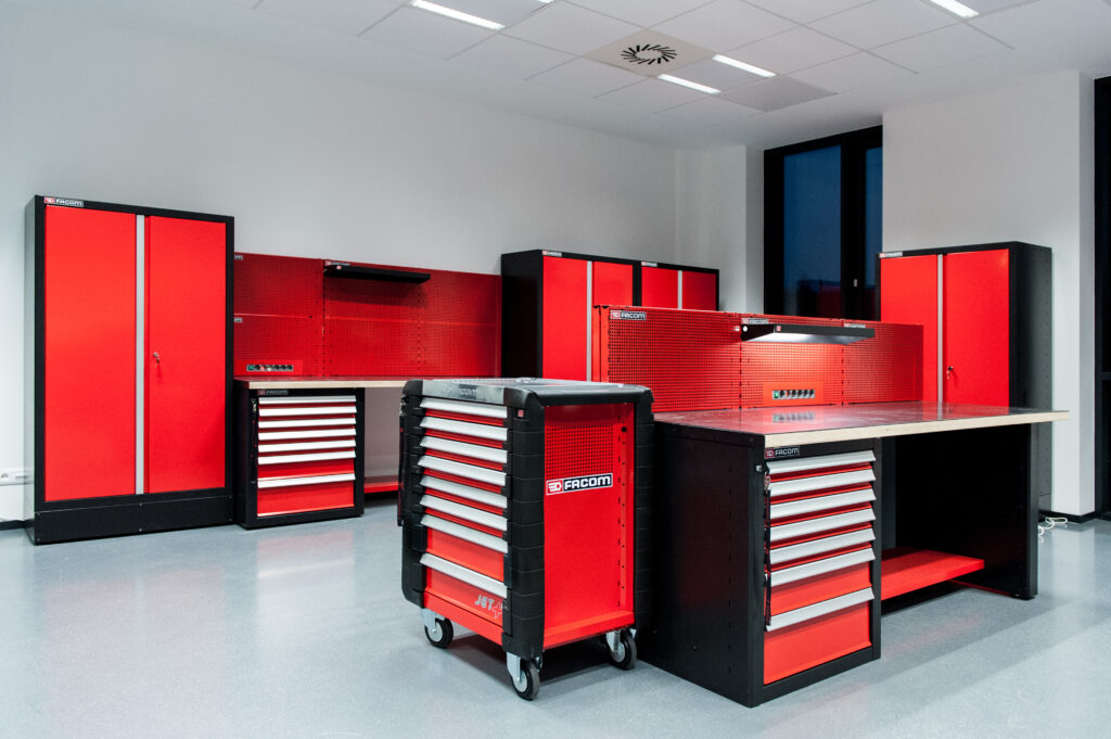 Warsztat z czerwonymi meblami facom